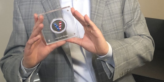 hombre sosteniendo premio